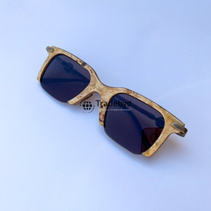 Gafas con montura de madera Gafas de sol sostenibles únicas Ligeras y polarizadas por Tradebyd - Product Image 1