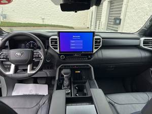 Usado Clean 2024 Toyo-ta Sequoia Platinum Twin Turbo Gas/Electric V6 3.4L 4WD - Product Image 4