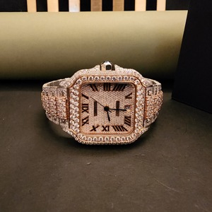 Montre analogique en acier inoxydable de luxe à mouvement suisse entièrement sertie de moissanite à deux tons rose et blanc avec cadran carré romain - Product Image 1