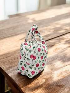 กระเป๋าใส่ชุดออกกำลังกายสไตล์บูติกแฮนด์เมดน่ารัก ประดับด้วยดอกกุหลาบสีชมพูและใบไม้สีเขียว ผ้าฝ้าย 100% น้ำหนักปานกลาง ซักง่าย - Product Image 3