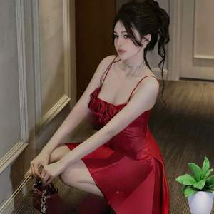 Robe glamour au-dessus du genou avec encolure florale et grands accents de rose-parfaite pour se démarquer dans n'importe quel cadre - Product Image 4