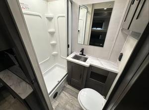 Autocaravana Usada Forests River FR3 Clase A con Cocina Completa, Habitaciones Deslizables, 6 Camas, Lista para Envío - Product Image 6