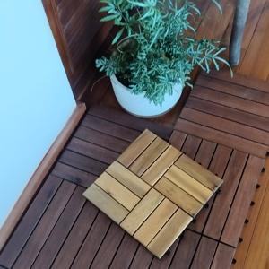 Dalles de terrasse en bois d'acacia 300x300mm 12mm à clipser, écologiques, surface AB, design européen, pour usage intérieur, cour, balcon, terrasse - Product Image 4