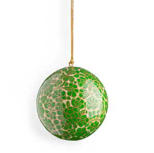 Décorations suspendues en papier mâché vibrantes avec des baies de houx peintes à la main et des motifs de gui pour une vinaigrette festive - Product Image 3