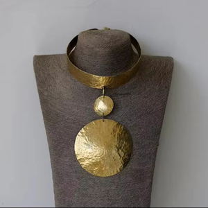 Collar de latón Collar de moda de aspecto moderno altamente pulido para fiestas Mujeres Niñas Uso Fabricante de India - Product Image 2