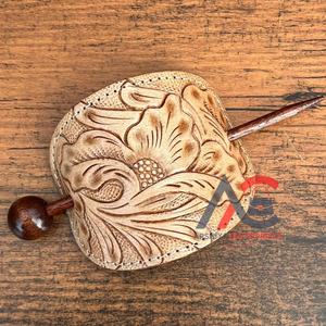 Accessoire de coiffure pour femmes Barrette en cuir usiné à la main avec bâton en bois Barrette à cheveux en cuir de vachette - Product Image 1