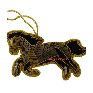 Forma de caballo dorado Zari bordado árbol de Navidad adorno colgante Material de tela con cuentas uso de trabajo para decoración de fiesta de cumpleaños - Product Image 1