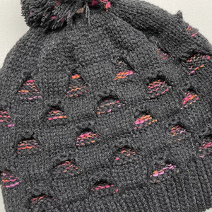 ผู้ผลิตหมวกบีนนี่อะคริลิก 100% สีพื้นแบบกำหนดเองขายส่ง หมวกบีนนี่ฤดูหนาว ระบายอากาศได้ดีและกันน้ำ หมวกบีนนี่แบบมีปอมปอมสำหรับทุกเพศ - Product Image 3