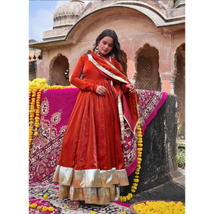 Venta Exclusiva de la Última Moda de la Colección de Diseñador, Traje Anarkali de Seda Pesada con Encaje Elegante para Bodas - Product Image 1