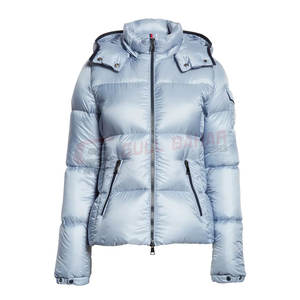 Chaqueta acolchada para mujer con brillo metálico y diseño urbano minimalista Chaqueta acolchada de cuello alto para mujer - Product Image 1