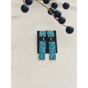 Boucles d'oreilles pendantes Zuni faites à la main en turquoise de Kingman et argent sterling, design géométrique - Product Image 1