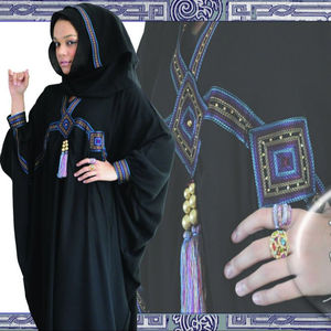 Omani Abaya ผู้หญิงแบบดั้งเดิมที่มีพู่และเย็บปักถักร้อย - Product Image 1