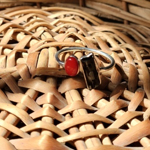 แหวนเงินพลอยสีดำและปะการังปรับได้แหวนเงินพลอยสีดำและสีแดง - Product Image 5