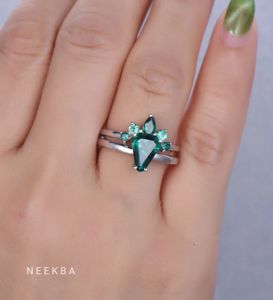 Joyas nupciales de piedras preciosas de oro blanco sólido de 14 quilates, juego de boda de 2 anillos-anillo de compromiso de esmeralda de laboratorio emparejado con banda de boda de contorno - Product Image 3