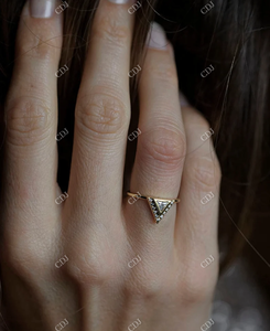 Gran oferta, conjunto de bisel de diamantes de moissanita de corte triangular de plata esterlina, anillos de compromiso y boda de racimo de Halo, fabricación de India - Product Image 1