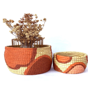 Un planteur rouge et naturel d'herbe de moonj avec un couvercle et un motif saisissant de chevron, disponible aux prix de gros. - Product Image 3