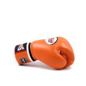 Gants de boxe professionnels Twins en cuir de vachette de qualité supérieure, fabriqués sur mesure pour le Muay Thai et le MMA. - Product Image 3