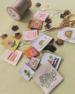 Etiqueta tejida de cuello de tela de costura de poliéster lavable doblada final para ropa - Product Image 5