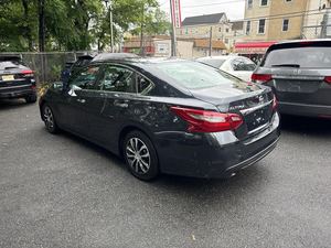 ALTIMA 2.5 S 2018 d'occasion, faible kilométrage, consommation de carburant en route, traction avant, moteur 179 CV, transmission automatique, berline, intérieur noir - Product Image 5