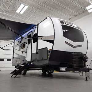 Remolque de Viaje Ligero y Moderno, Totalmente de Aluminio y Acero Inoxidable, Suspensión Independiente, Camper Todoterreno de Lujo con Capacidad para 8 Personas - Product Image 1