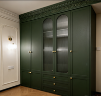 Armoire de chambre à coucher BALOM personnalisée vert foncé avec portes à persiennes, tiroirs intégrés, rangement spacieux pour vêtements, meubles