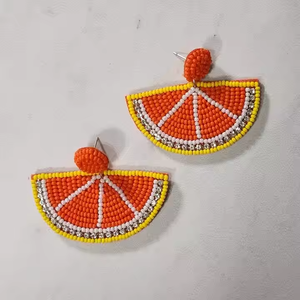 Boucles d'oreilles brodées de perles de rocaille multicolores faites à la main d'Inde par MD Handicrafts Fashion Jewelry - Product Image 2