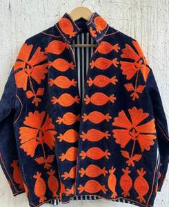 เสื้อแจ็คเก็ตกำมะหยี่สีน้ำเงินกรมท่า งานฝีมือสไตล์โบฮีเมียน ตกแต่งด้วยด้ายสีส้มสดใส ลายปักดอกไม้ ดีไซน์ลายพิมพ์แบบลูกกวาด - Product Image 1