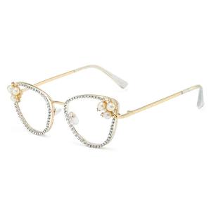 La superficie reflectante de las lentes de cristal añade misterio y encanto, los marcos metálicos proporcionan un ajuste premium que se sitúa firmemente en la cara. - Product Image 3