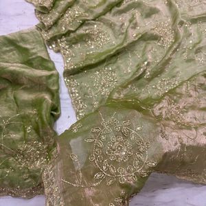 Sari de Diseño Premium con Elegantes Adornos de Cutdana y Lentejuelas, Sari de Satén de Lujo – Hermoso Trabajo de Cutdana - Product Image 1