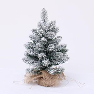 Décorations de sapin de Noël d'intérieur élégantes avec des fleurs artificielles et des accents de plantes pour la décoration de la maison festive - Product Image 4