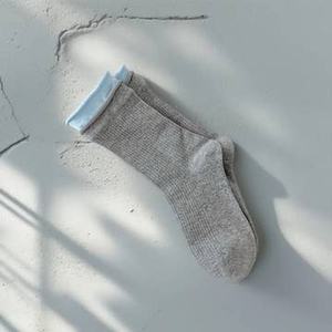 Chaussettes d'équipage de tous les jours élégantes minimalistes à logo personnalisé avec manchette contrastée Hommes Femmes Casual Confortable ODM Vietnam Factory - Product Image 5