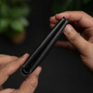 กระเป๋าสตางค์หนังแท้พับได้แบบคลาสสิค รุ่น NO.81 งานแฮนด์เมด รับประกัน 5 ปี สำหรับผู้ชาย หนังฟอกฝาดแบบวีแกน สีดำ แต่งสีแดง ป้องกันการโจรกรรม - Product Image 3