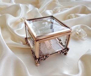 Caja de anillo de cristal de diseño adorable, organizador de joyas hecho con vidrio y Marco de pulido dorado de Metal para compromiso de boda de cumpleaños - Product Image 6