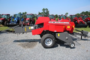 เครื่องอัดฟางอัตโนมัติ Massey Ferguson 1840 สำหรับขาย พร้อมแท่งจับฟาง 4 แท่งบนรีลรับฟาง และความกว้างในการขนส่งรวม 106 นิ้ว - Product Image 4