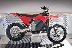 มีสินค้าใหม่ในสต็อก รถ Stark Varg Alpha Enduro ปี 2025 สีแดง Stark Red สินค้าขายดี ใหม่ล่าสุด - Product Image 2