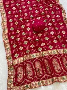 ผ้าไหมโดลาแบบดั้งเดิมสำหรับผู้หญิง พร้อมขอบทออย่างประณีต ลายปักดิ้นทองสวยงาม ดีไซน์ลายสวาสติก ผลิตในอินเดีย - Product Image 4