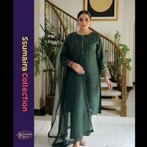 Ssumaira Collection Khadinet Robe brodée 3 pièces couleur vert bouteille-tenue pakistanaise de luxe - Product Image 3