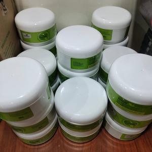 Pomade capillaire et barbe à base de plantes biologiques pour hommes et femmes |   Fixation forte, non collante, à base d'eau |   Brillance naturelle, lavage facile - Product Image 1