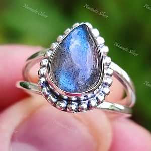 Anillo Delicado de Plata de Ley 925 con Labradorita, Joyería Boho Hecha a Mano con Gema Natural en Forma de Pera, Joyería de Piedra de Nacimiento - Product Image 1