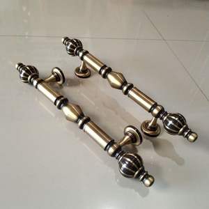 Poignées de porte de meubles en laiton classiques avec finition antique, quincaillerie de cabinet haut de gamme pour les intérieurs, pour une utilisation haut de gamme dans les maisons et les hôtels - Product Image 3