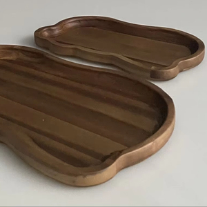 Plateau de service en forme de cochon en bois d'acacia moyen - Product Image 1