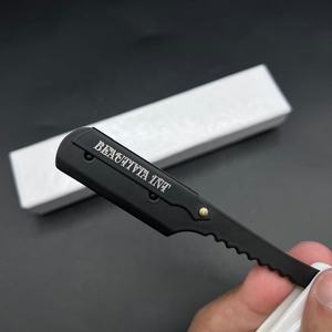 Rasoir droit en acier durable avec logo gravé personnalisé Rasoir de barbier noir et blanc avec manche en plastique pour le rasage du visage - Product Image 2