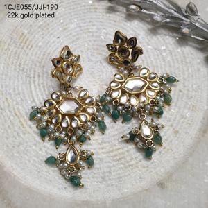 ต่างหูมุก Kundan ทำด้วยมือลูกปัดสีเขียวและชุบทองเครื่องประดับอินเดียแบบดั้งเดิมสำหรับงานแต่งงานและงานรื่นเริง - Product Image 3