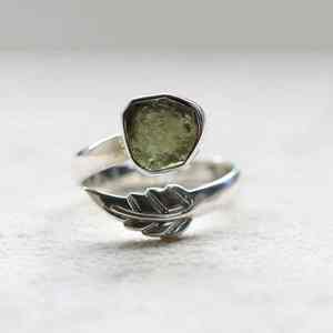 Bague en argent sterling 925 avec pierre précieuse moldavite naturelle et conception de feuille bijoux faits à la main Style unique pour les femmes - Product Image 1
