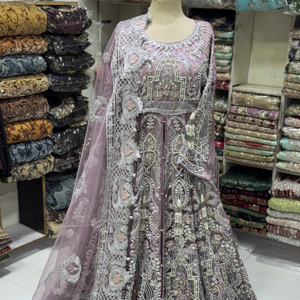 Dernière robe maxi de mariage pakistanaise en tissu net avec des pierres lourdes en forme de miroir, des travaux de séquence et un dupatta assorti en travail de découpe - Product Image 1