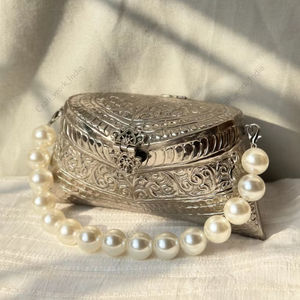 Bolso de Mano de Plata Ornamentado Hecho a Mano en India, Bolso de Mano de Latón con Adornos de Perlas, Bolso de Lujo de Diseñador para Mujer, para Bodas y Fiestas - Product Image 1