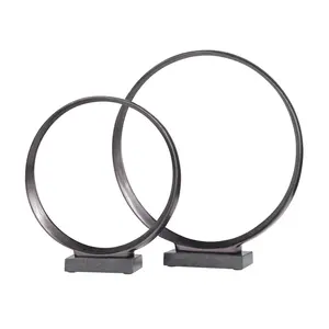 Sculptures géométriques en aluminium gris Bases modernes Sculpture polie Ces sculptures présentent des anneaux métalliques entrecroisés - Product Image 1