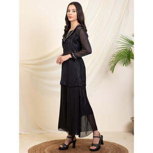 Conjunto coordinado Deebaco para mujer en georgette negro con lurex, elegante kurti con cuello cuadrado y cuentas, y pantalones sharara hasta el tobillo. - Product Image 4