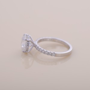 Bague de fiançailles et de mariage en diamant rond brillant cultivé en laboratoire certifié IGI, avec halo et bande pavée en or blanc/rose et jaune 14 carats - Product Image 3