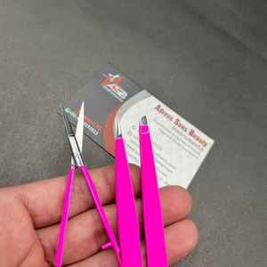 Pince à sourcils rose vif avec logo personnalisé pointes pointues inclinées en acier durable pour ciseaux à ressort pour sourcils et cils - Product Image 6